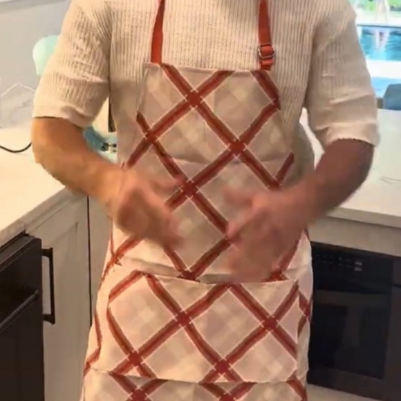 NEW Sewing Down South Cooking Apron in Perfectly Plaid BENIFITS CHARITY - Picture 3 of 4